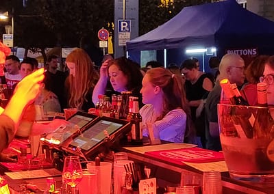 Innenansicht vom Cocktail-Truck 2 Nachmittags mit Gästen an der Bar. Bei einer Veranstaltung in Frankfurt 2019.