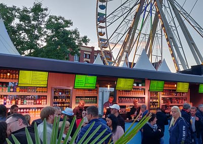 Bild vom Cocktail-Truck 2 Nachmittags mit Gästen an der Bar.