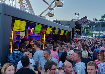 Bild vom Cocktail-Truck 2 mittags mit Gästen an der Bar.