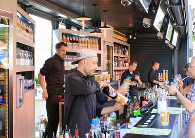 Seitliche Innenansicht im Cocktail-Truck 2 wie gerade ein Barkeeper